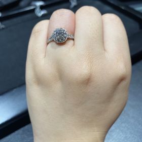 【ヴァン クリーフ＆アーペル(Van Cleef & Arpels)の口コミ】 ダイヤの周りにダイヤがあるデザインが豪華です。
またカラットにも勿論よ…