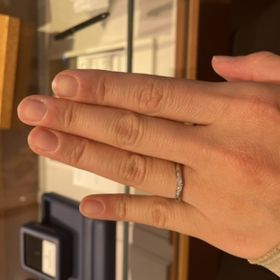 【銀座ダイヤモンドシライシの口コミ】 冠婚葬祭でつけられるようにシルバーを探していました。こちらのリングは…