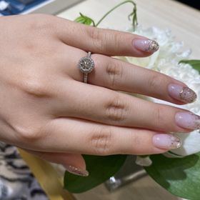 【ピアジェ(PIAGET)の口コミ】 ハーフエタニティに真ん中のダイヤをさらにダイヤで囲んだおしゃれなデザ…