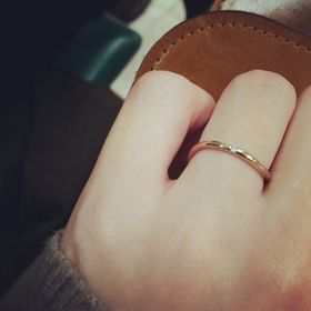 【SIENAROSE(シエナロゼ)の口コミ】 決め手はデザインでした。もともと、華奢でシンプルなデザインの指輪を探…