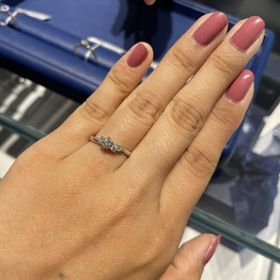 【銀座ダイヤモンドシライシの口コミ】 メインのセンターダイヤモンドに小さなダイヤが3粒付いたとてもユニークな…