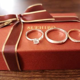 【SUEHIRO(スエヒロ)の口コミ】 細さ、ウェーブ、ダイヤの透明さを重視して選びました。特に婚約指輪は理…