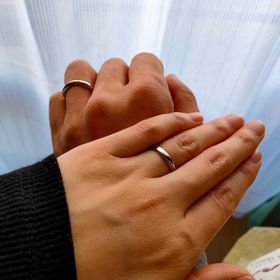 【俄(にわか)の口コミ】 パッと見はシンプルに見えるが、側面のメレダイヤモンドのきらめきに惹か…