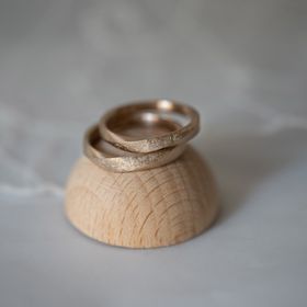 【Cayof(カヨフ)の口コミ】 くすみ色といいますか、アンティーク感、シャンパンゴールドとデザインに…