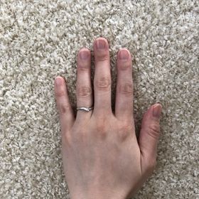 【俄(にわか)の口コミ】 デザインが気に入りました。自分の指にぴったり合っていて指が長く細く見…