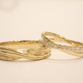 【輪-RIN-の口コミ】 10周年の記念に今まで付けていた結婚指輪と重ね付け出来るデザインのモノ…