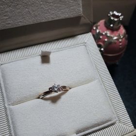 【AMOUR AMULET(アムール・アミュレット)の口コミ】 ダイヤモンドだけを先に購入していたので、それにあったリングを選びまし…