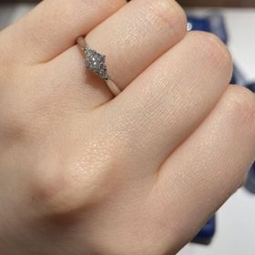 【銀座ダイヤモンドシライシの口コミ】 よくあるダイヤが３つ並んだデザインです。しかし、銀座ダイヤモンドシラ…