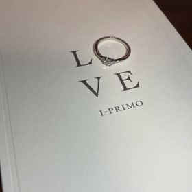 【アイプリモ(I-PRIMO)の口コミ】 デザインが素敵でした。
ザ！という1粒の婚約指輪をイメージして彼と一緒…