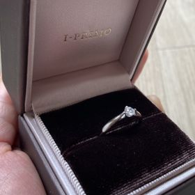 【アイプリモ(I-PRIMO)の口コミ】 シンプルでダイヤが綺麗に見えるデザインで、横から見ても石が見えるよう…