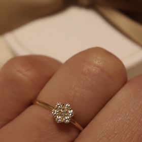 【AHKAH(アーカー)の口コミ】 お花みたいにダイヤモンドが散りばめられていて、どの角度から見てもキラ…