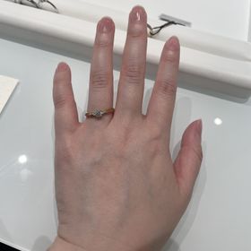 【NEUSPUR(ノイシュプール)】の口コミ メレが付いていて、かつここまで分かりやすくセンターダイヤに向かって細身...