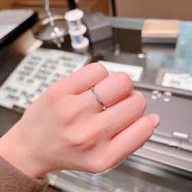 【ラザール ダイヤモンド(LAZARE DIAMOND)の口コミ】 試着時はプラチナでしたが、購入したのはゴールド(K18)です。関節が太いの…