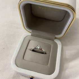 【ブシュロン(BOUCHERON)の口コミ】 ファセットの婚約指輪です。他にない端正なデザインがとても気に入りまし…