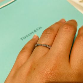 【ティファニー(Tiffany & Co.)の口コミ】 ハーモニーというシリーズの指輪です。
リボンの形をしていてとても可愛い…