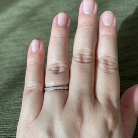 【ORECCHIO(オレッキオ)の口コミ】 バケットカットとラウンドカットのダイアが配置されている他にはないデザ…