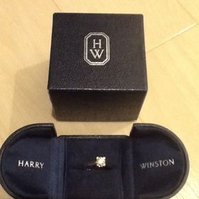 【ハリー・ウィンストン(Harry Winston)の口コミ】 色んな指輪の試着をしたが、とにかく一番輝きが良かった。HWリングは、他…