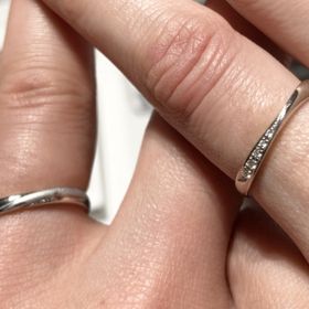 【銀座ダイヤモンドシライシの口コミ】 太さが2人の手にあった物だったことと、ダイヤモンドの雰囲気が華美でなく…