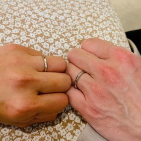 【ケイウノ ブライダル(K.UNO BRIDAL)の口コミ】 指が細く見えるようなデザインを探しており、こちらのリングが目にとまり…