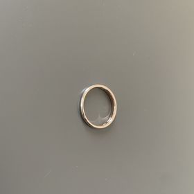 【ラザール ダイヤモンド(LAZARE DIAMOND)の口コミ】 シンプルな中にもさりげないデザインがある点が気に入っています。
丸みの…