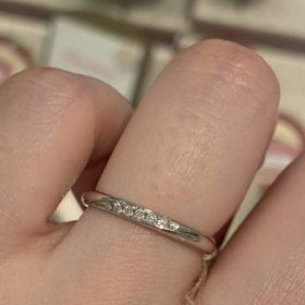 【HOSHI no SUNA 星の砂(ほしのすな)の口コミ】 細身で小さいストーンが入っているものを探していました。デザインも申し…