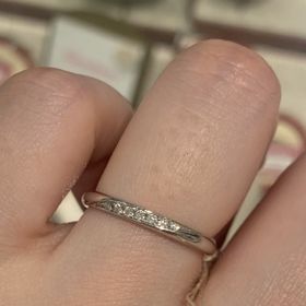 【HOSHI no SUNA 星の砂(ほしのすな)】の口コミ 細身で小さいストーンが入っているものを探していました。デザインも申し分...