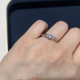 【ショーメ(CHAUMET)の口コミ】 セレナードは中央のダイヤの左右に、独特のカットでダイヤがしこまれてお…