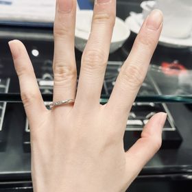 【銀座ダイヤモンドシライシの口コミ】 細身、シンプルでストレート、ダイヤモンドがついてるけど派手ではなく可…