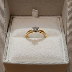 【ENUOVE(イノーヴェ)の口コミ】 婚約者がリングのデザインを気に入った。
高級感がありつつもシンプルなデ…