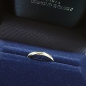 【銀座ダイヤモンドシライシの口コミ】 デザインがV字やウェーブではなく、ストレートのリングを探していました。…