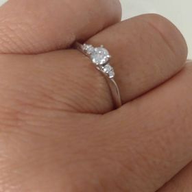 【俄(にわか)の口コミ】 ダイヤの部分がとてもキラキラしているのが、これでした。大きいダイヤの…