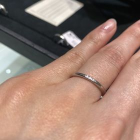 【ティファニー(Tiffany & Co.)の口コミ】 王道リングと言った感じです。仕事上キラキラしすぎるリングはつけられな…