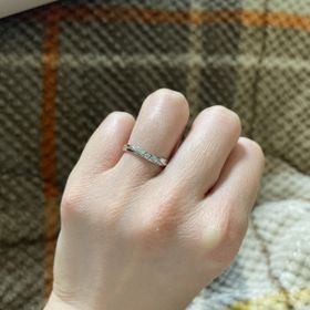 【ROYAL ASSCHER(ロイヤル・アッシャー)の口コミ】 仕事柄仕事中に指輪を付けられないので、婚約指輪と一緒に付けたかったの…