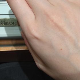 【銀座ダイヤモンドシライシの口コミ】 自分の好みと手の形に似合いそうなリングでした。
センターとサイドのダイ…