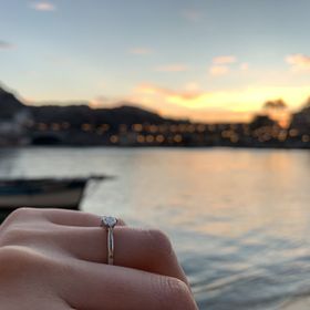 【銀座ダイヤモンドシライシの口コミ】 指輪のデザインの名前である「ホワイトリリー」を和訳すると白い百合であ…