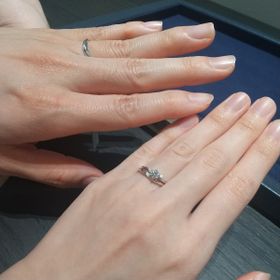 【BIJOUPIKO(ビジュピコ)の口コミ】 婚約指輪はアシンメトリーなデザインでありながらシンプルさも備えていて…