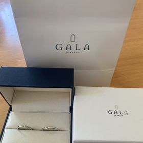 【GALA JEWELRY(ガラジュエリー)の口コミ】 デザインはシンプルですが、新婦用は小さな石が入っておりキラキラして指…