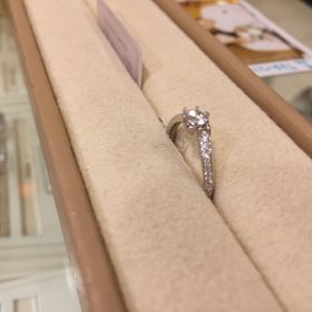 【Mariage ent(マリアージュエント)の口コミ】 キラキラした感じでいて派手すぎず大人っぽいデザインだったので選びまし…