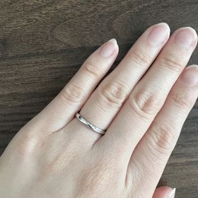 【銀座ダイヤモンドシライシの口コミ】 シンプルで大人っぽい指輪を探しておりました。
つけ心地も良く、これから…