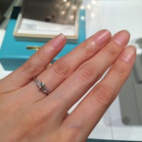 【銀座ダイヤモンドシライシの口コミ】 ダイヤモンドの品質・輝きが大変素晴らしかったため。
値段以上の品質で高…