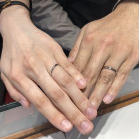 【銀座ダイヤモンドシライシの口コミ】 形はストレートでシンプルな指輪を探していました。たくさん試着した中で…