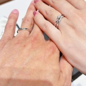 【銀座ダイヤモンドシライシの口コミ】 ブランドとシンプルなデザイン。
何種類も試着させてもらいたので、とても…