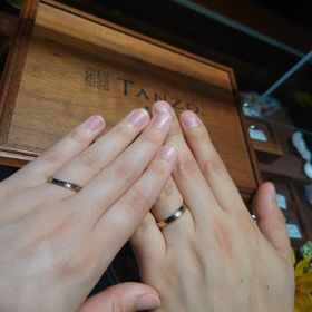 【TANZO.(鍛造指輪)の口コミ】 個性的な基本デザインと自分達の好みでオーダー可能だった点。派手すぎず…