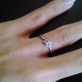 【ジュエリーツツミ(JEWELRY TSUTSUMI)の口コミ】 私は指が短くて少し太めなため、よくある定番のダイヤモンドひとつが付い…