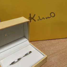 【ケイウノ ブライダル(K.UNO BRIDAL)の口コミ】 もともと、シンプルなデザインを探していたのですが、表面に石がついてい…