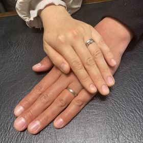 【俄(にわか)の口コミ】 指輪のデザインで、内側が木目調になっていることと、艶消し加工がされて…