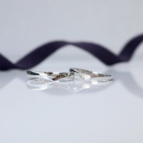 【鶴(mikoto)の口コミ】 男の人でも普段から付けやすいシンプルな指輪を探していました。結婚指輪…