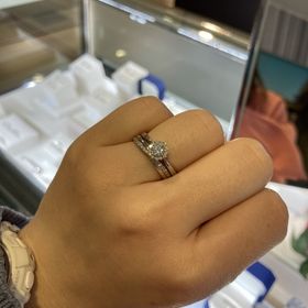 【ヴァンドーム青山(VENDOME AOYAMA)の口コミ】 婚約指輪では珍しい形ですが、可愛らしい雰囲気が好きな方には人気No. 1と…