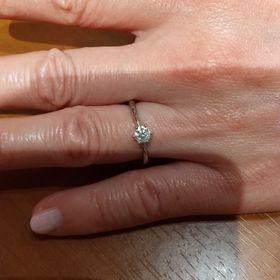 【アイプリモ(I-PRIMO)の口コミ】 指が、細めでしなやかな感じなので、リングは細めで、シンプルなデザイン…