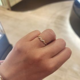 【LUCIE(ルシエ)の口コミ】 リボンがモチーフで、とても可愛らしい指輪でした。ダイヤモンドものせて…